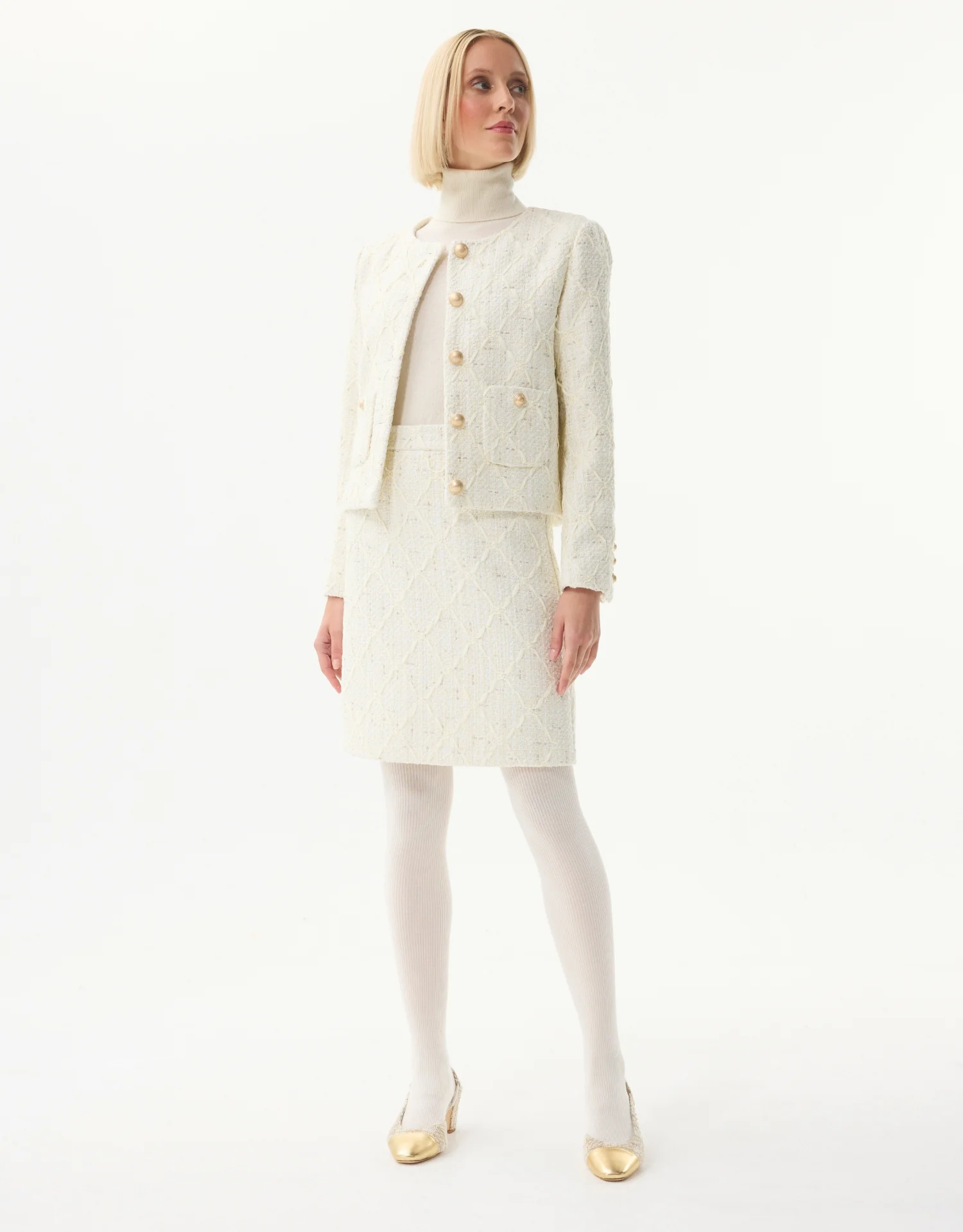 Veste courte structurée à boutons dorés - Image 4